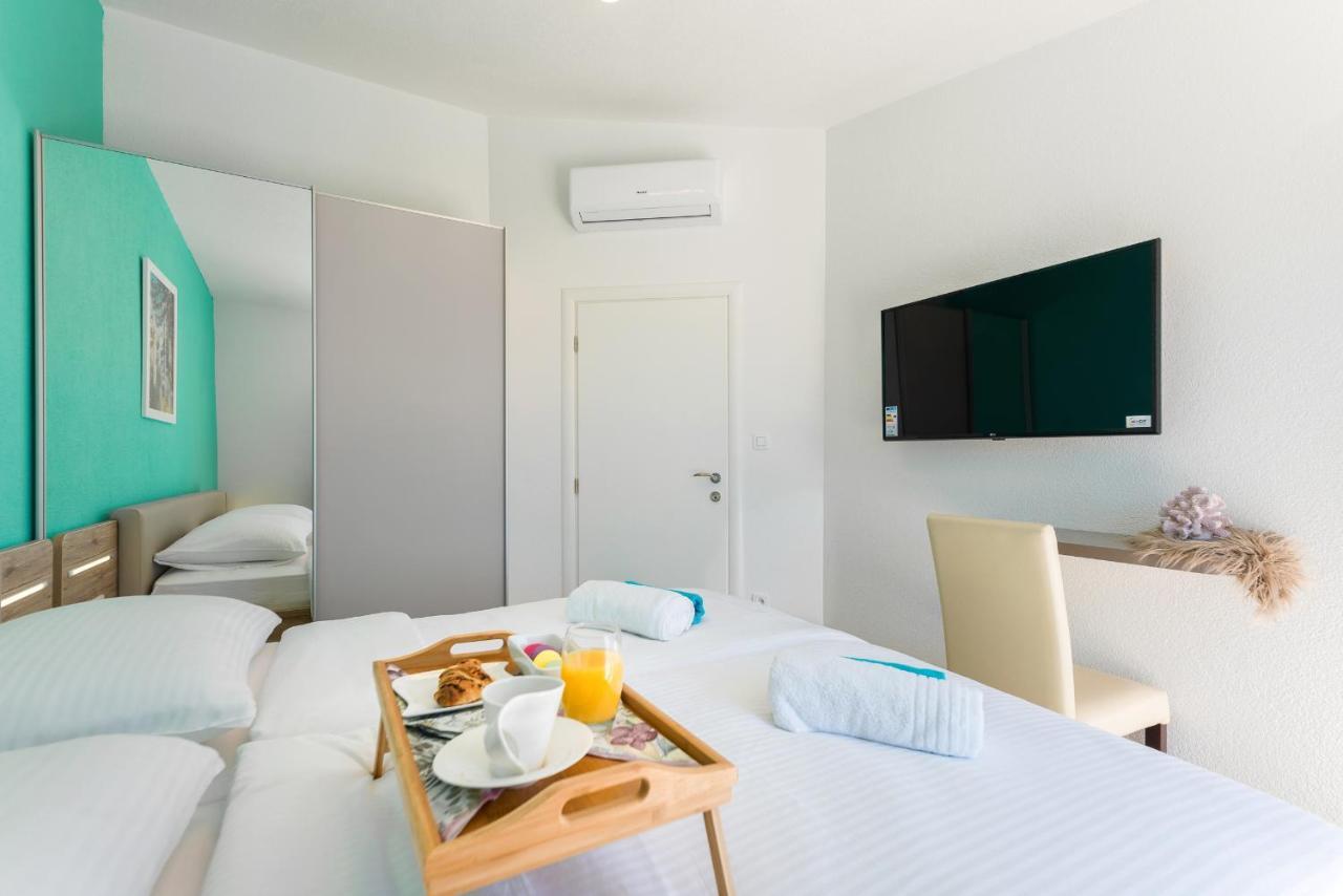 Villa Miholina - With Heated Swimming Pool トロギール エクステリア 写真